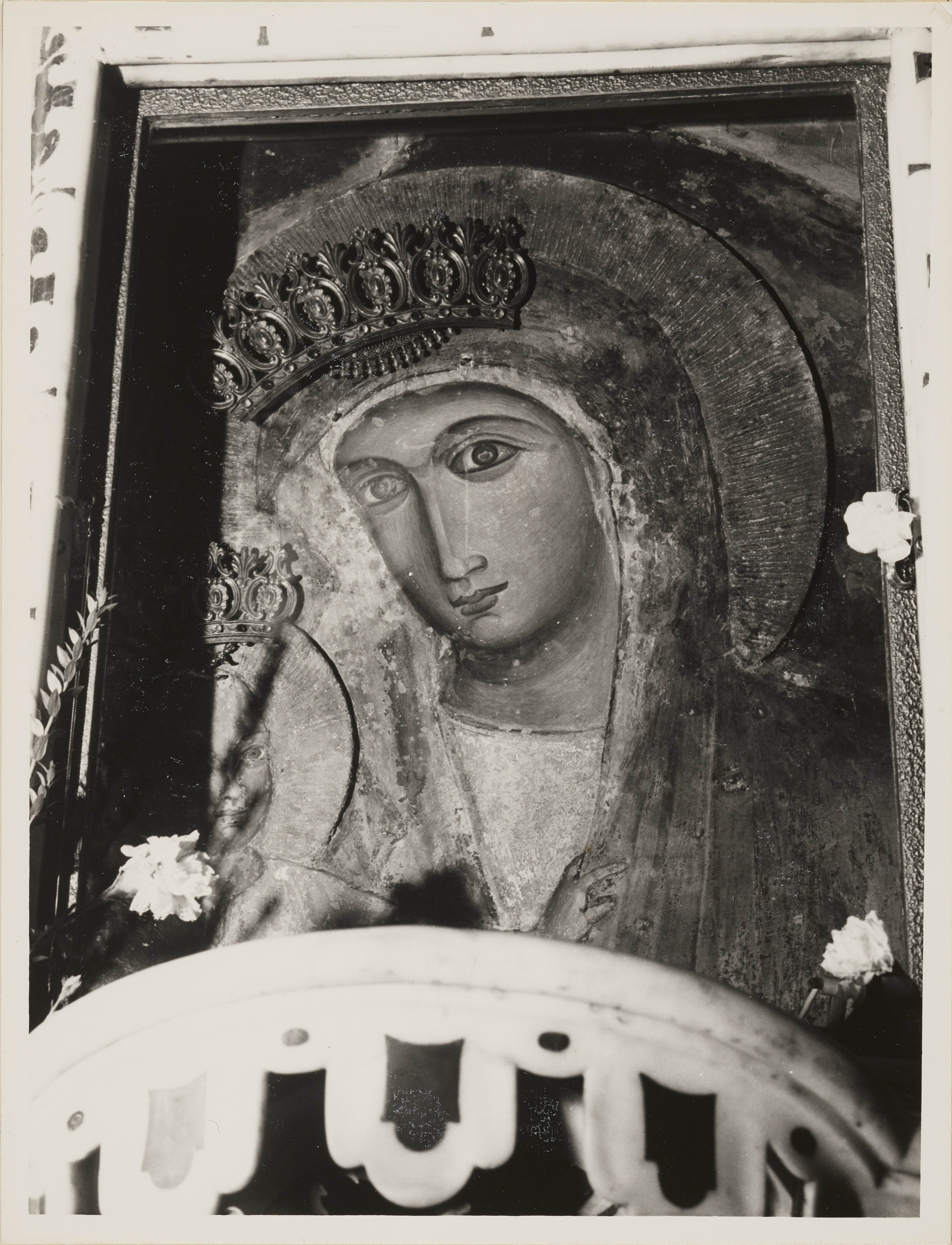 Fotografo non identificato, Castrovillari - Chiesa di S. Maria del Castello, La Madonna con il bambino, detta “La Madonna del castello”, 1951-1975, gelatina ai sali d'argento, MPI146100