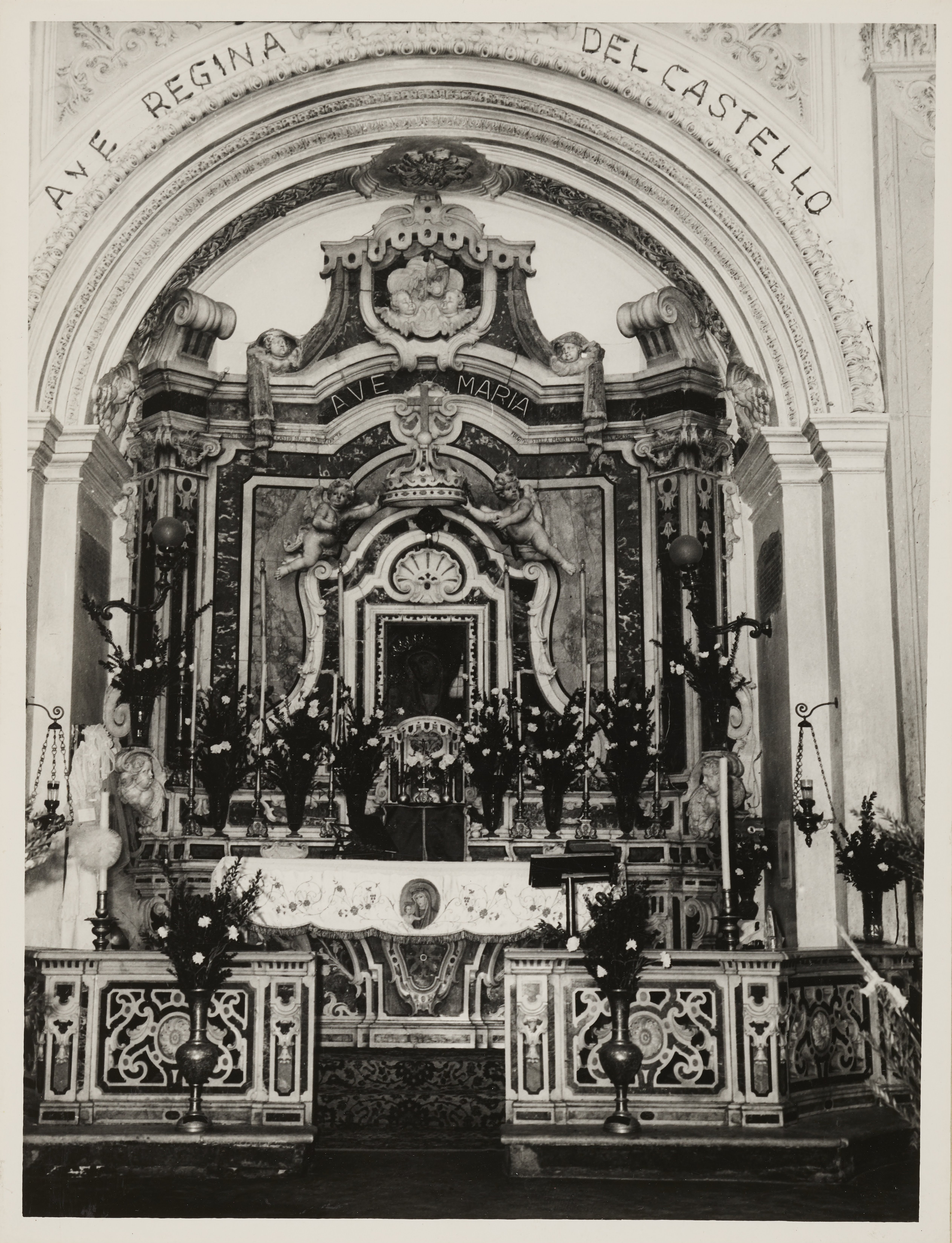 Fotografo non identificato, Castrovillari - Chiesa di S. Maria del Castello, altare e balaustra con cancelletto, 1951-1975, gelatina ai sali d'argento, MPI146095