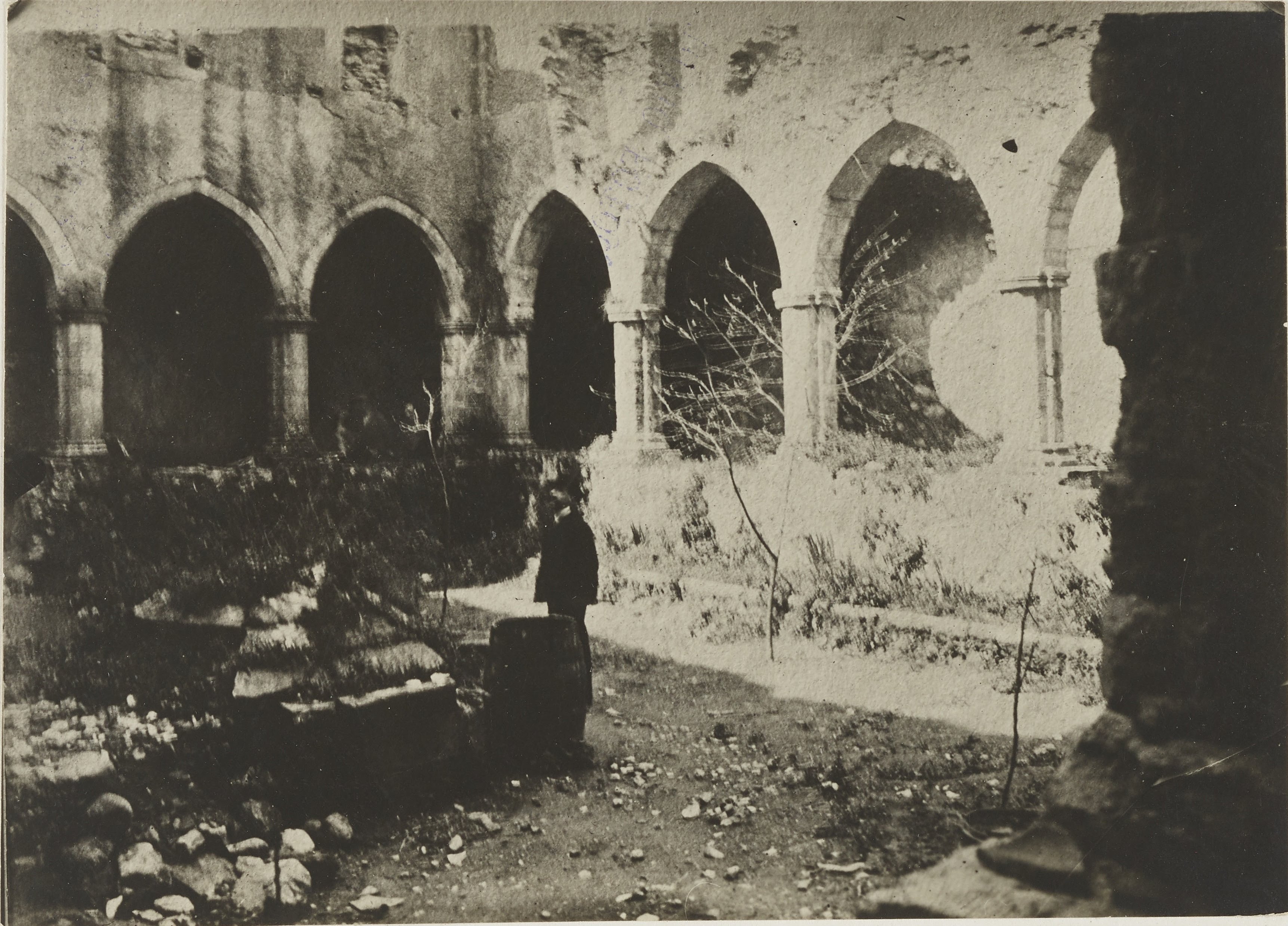 Fotografo non identificato, Cosenza - Chiesa di S. Francesco d'Assisi, chiostro, 1926-1950, gelatina ai sali d'argento, MPI156178