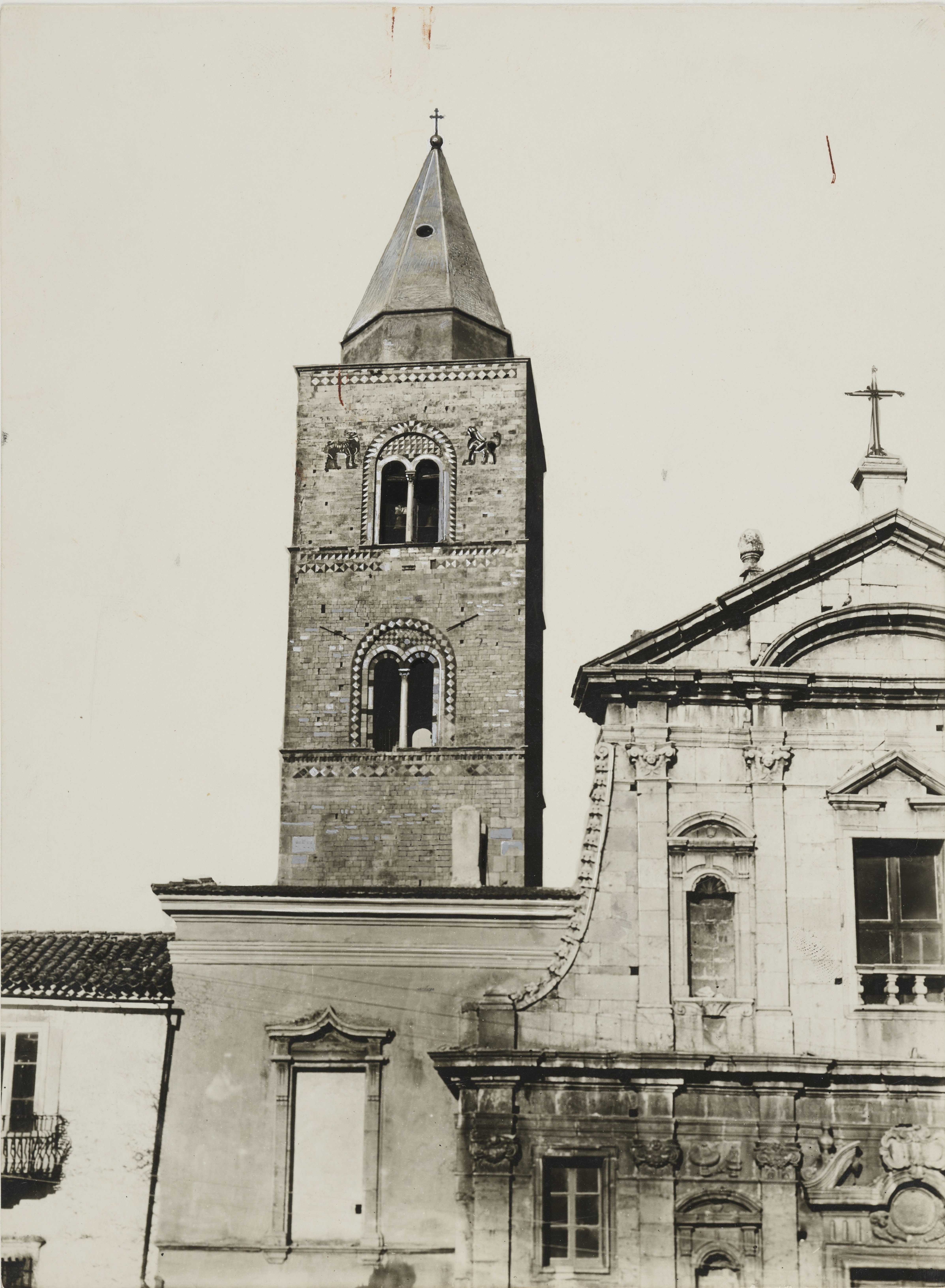 Fotografo non identificato, Melfi - Cattedrale di S. Maria Assunta, facciata, campanile, particolare, 1926-1950, gelatina ai sali d'argento, MPI6061785