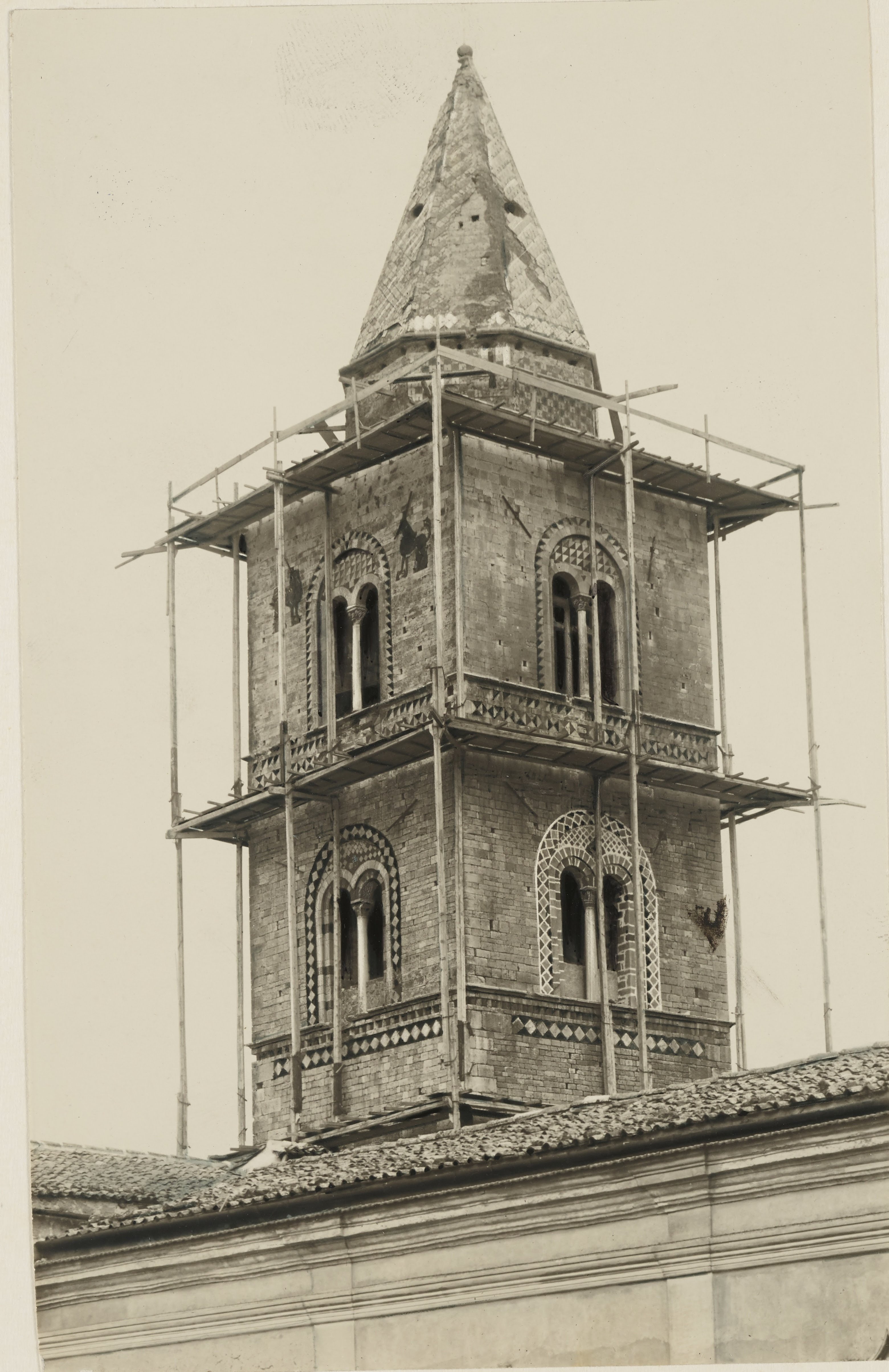 Fotografo non identificato, Melfi - Cattedrale dell'Assunta, campanile, particolare, 1926-1950, gelatina ai sali d'argento, MPI6061783