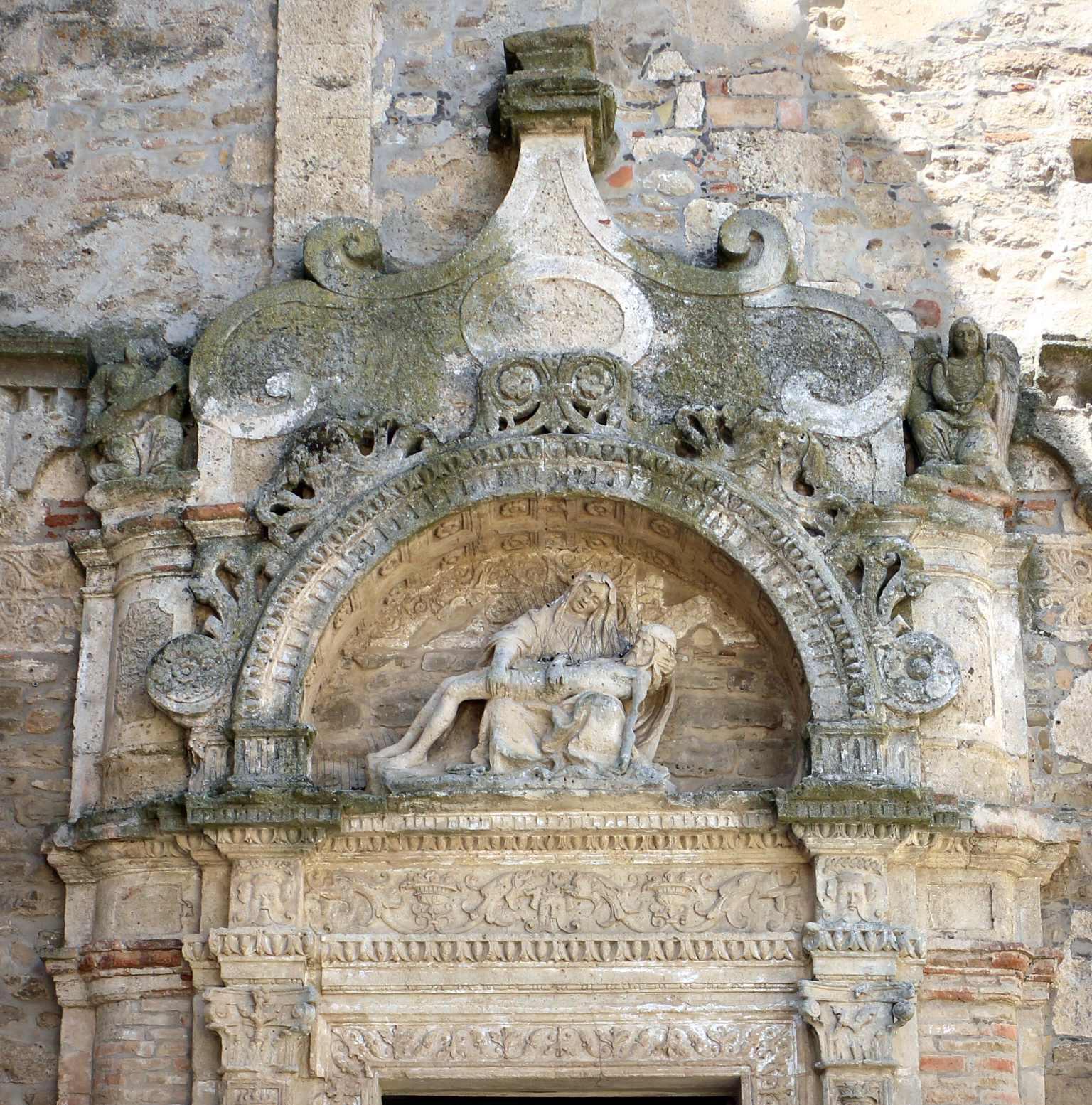 Sailko, Miglionico, S. M. Maggiore (chiesa madre), esterno, portale posteriore con la deposizione di Giulio Persio, 2016, fotografia digitale