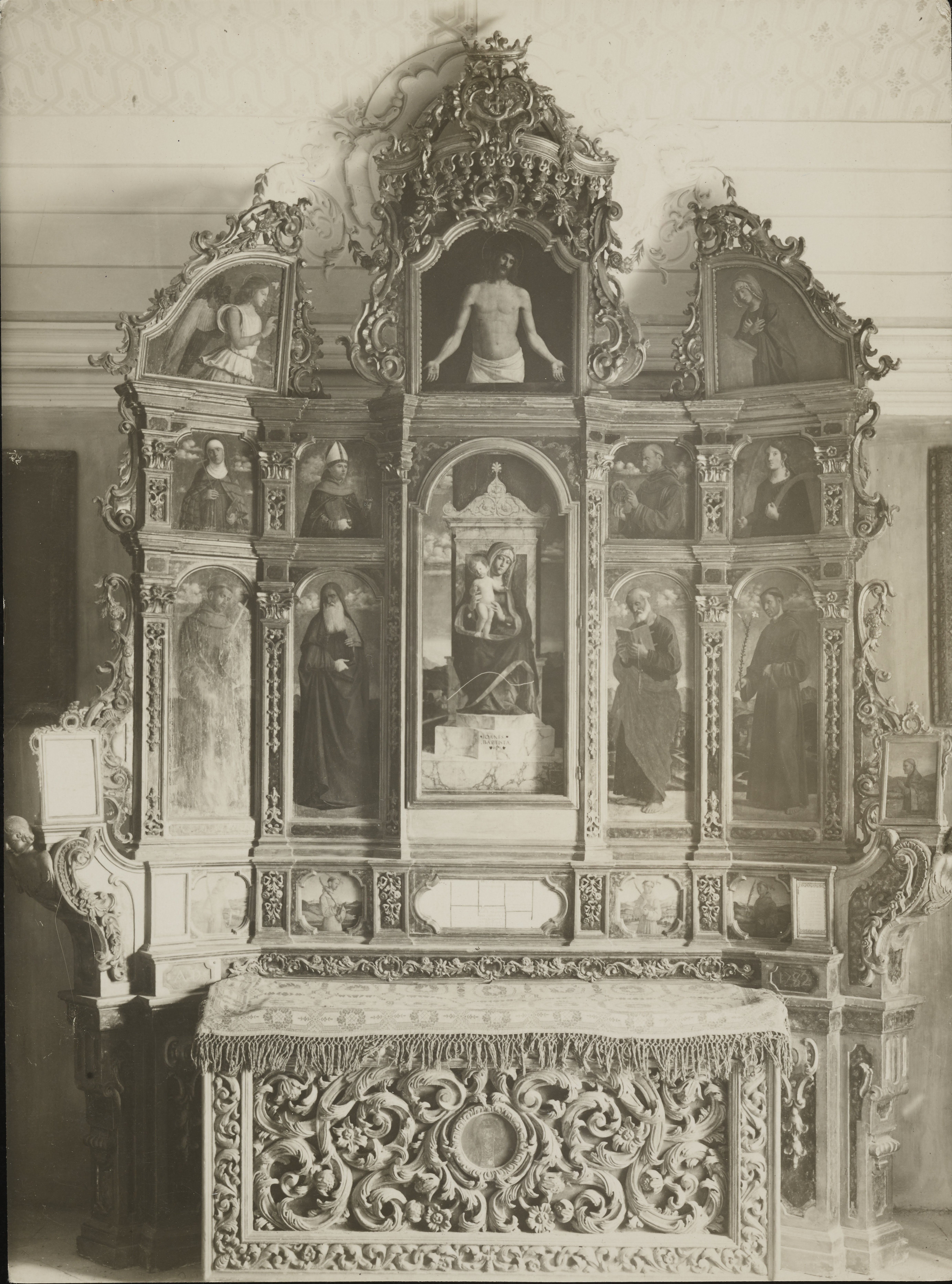 Fotografo non identificato, Miglionico - Chiesa di S. Maria Maggiore, Polittico di Miglionico, Madonna col Bambino, S. Francesco d'Assisi, S. Girolamo, S. Pietro, S. Antonio da Padova, S. Chiara d'Assisi, S. Ludovico di Tolosa, S. Bernardino, S. Caterina d'Alessandria, Cristo, Angelo annunciante, Vergine annunciata, santi protomartiri francescani, gelatina ai sali d'argento, MPI6064924