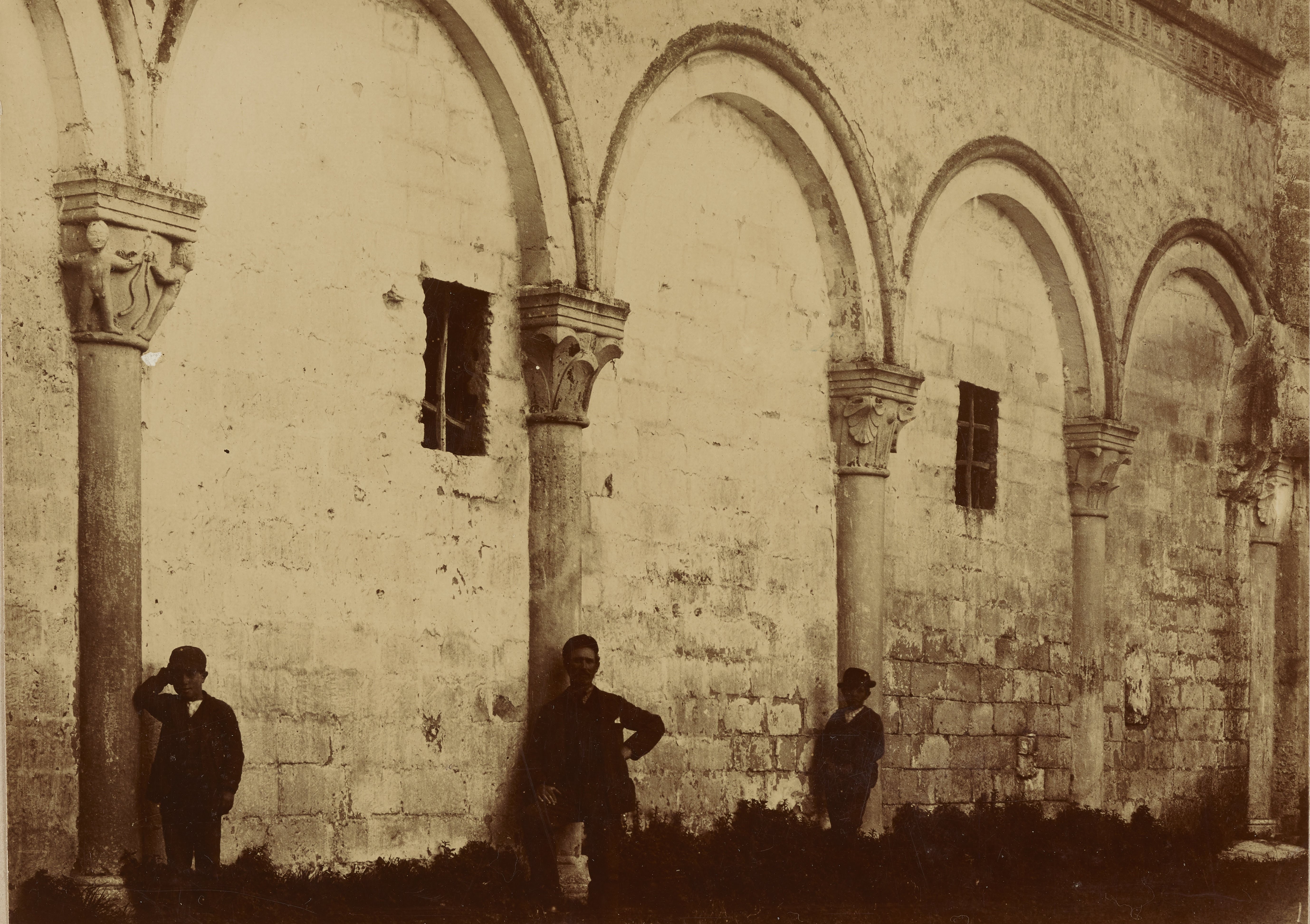 Denegri & C., Montescaglioso - Abbazia benedettina di S. Michele Arcangelo, secondo cortile, particolare degli archi, 1891-1910, aristotipo, MPI6079602