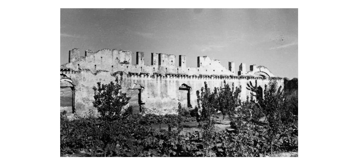 Autore non identificato, Corigliano Calabro - Convento di S. Mauro - interno: rovine, 1973/1974, gelatina ai sali d'argento, R004986