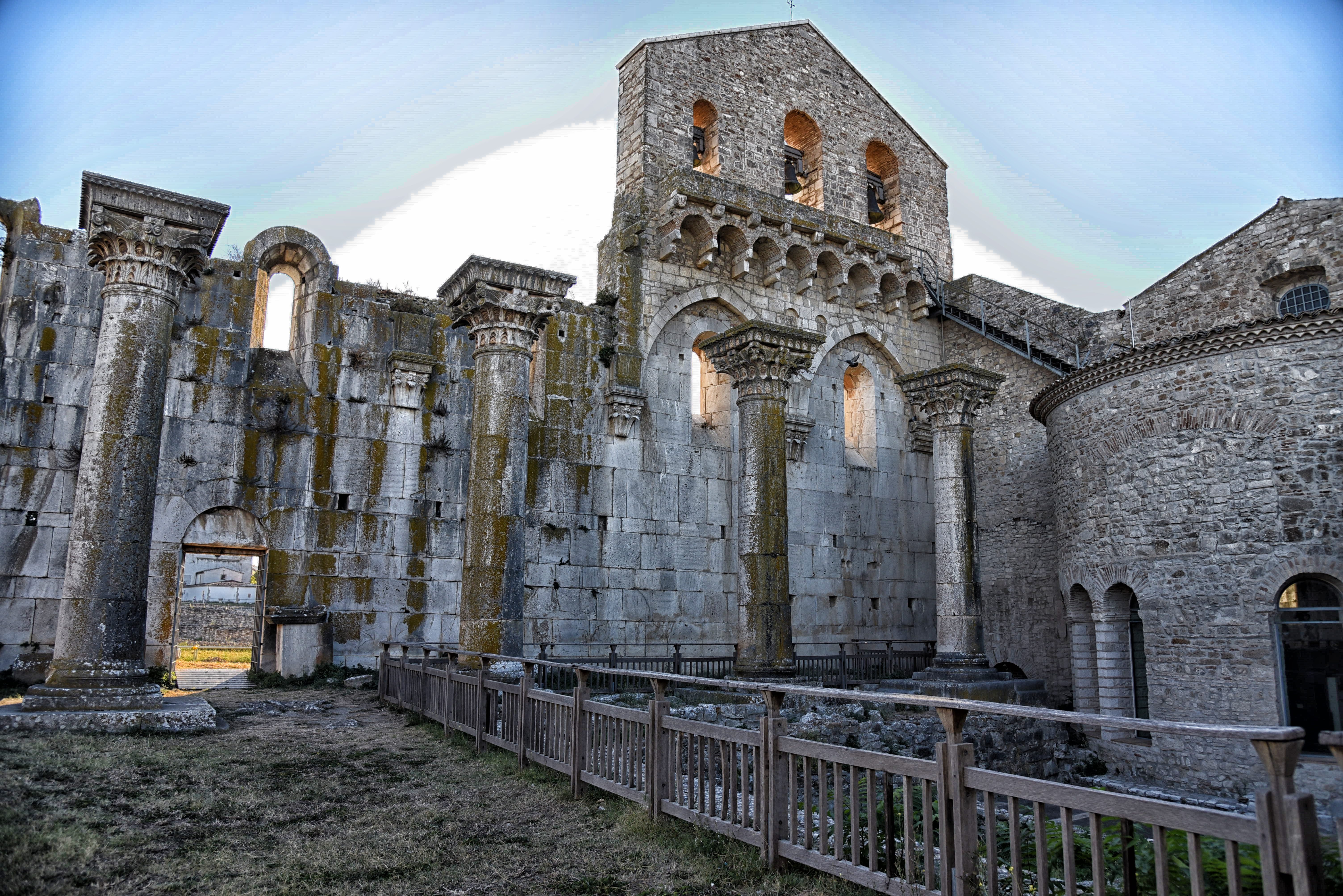 Anna Nicoletta Menzella, chiesa incompiuta - Una suggestiva chiesa incompiuta localizzata nel complesso della Santissima Trinità, 2019, fotografia digitale