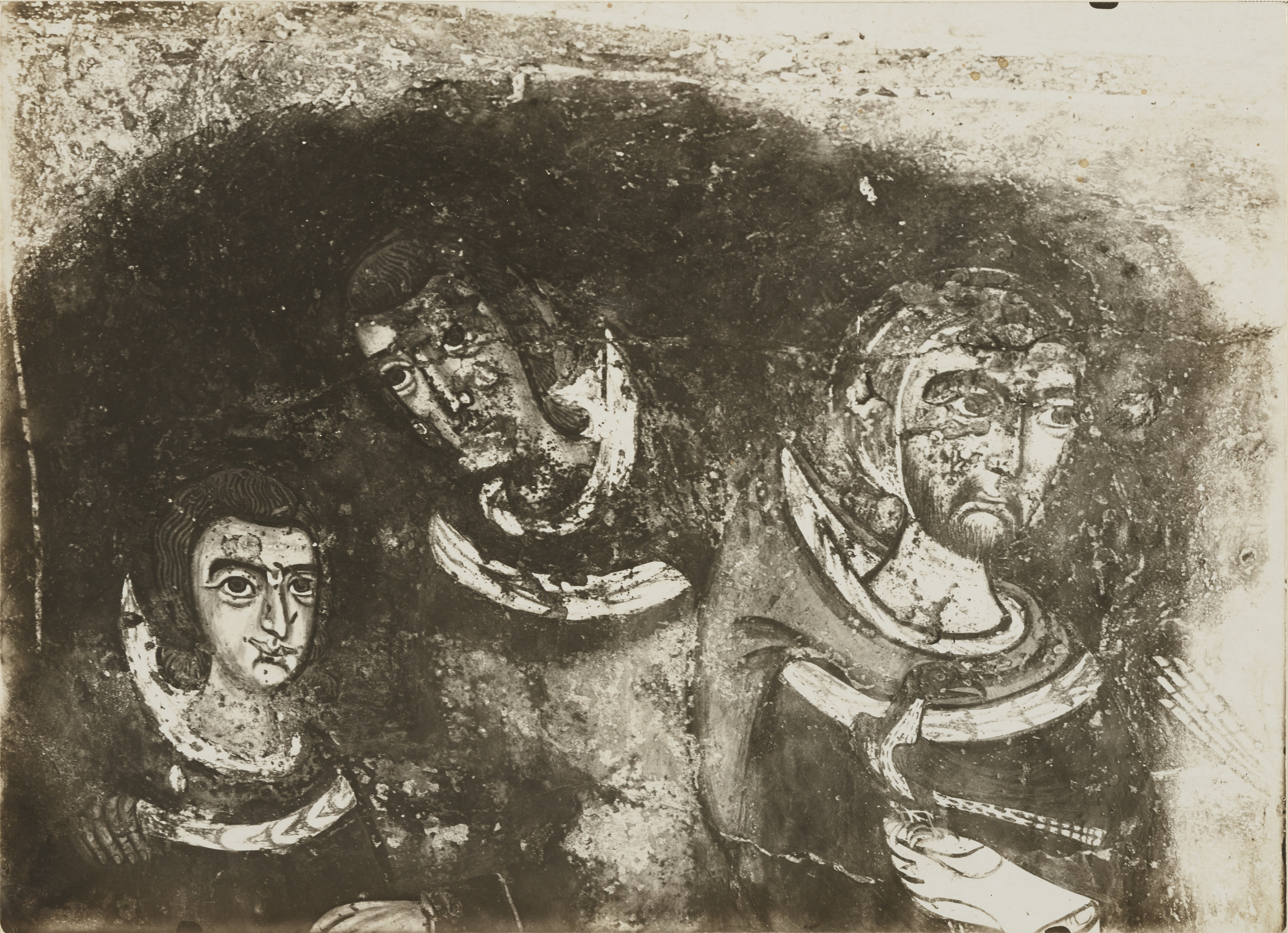 Fotografo non identificato, Melfi - Chiesa rupestre di S. Margherita, Contrasto tra i vivi e i morti, 1926-1950, gelatina ai sali d'argento, MPI6061804