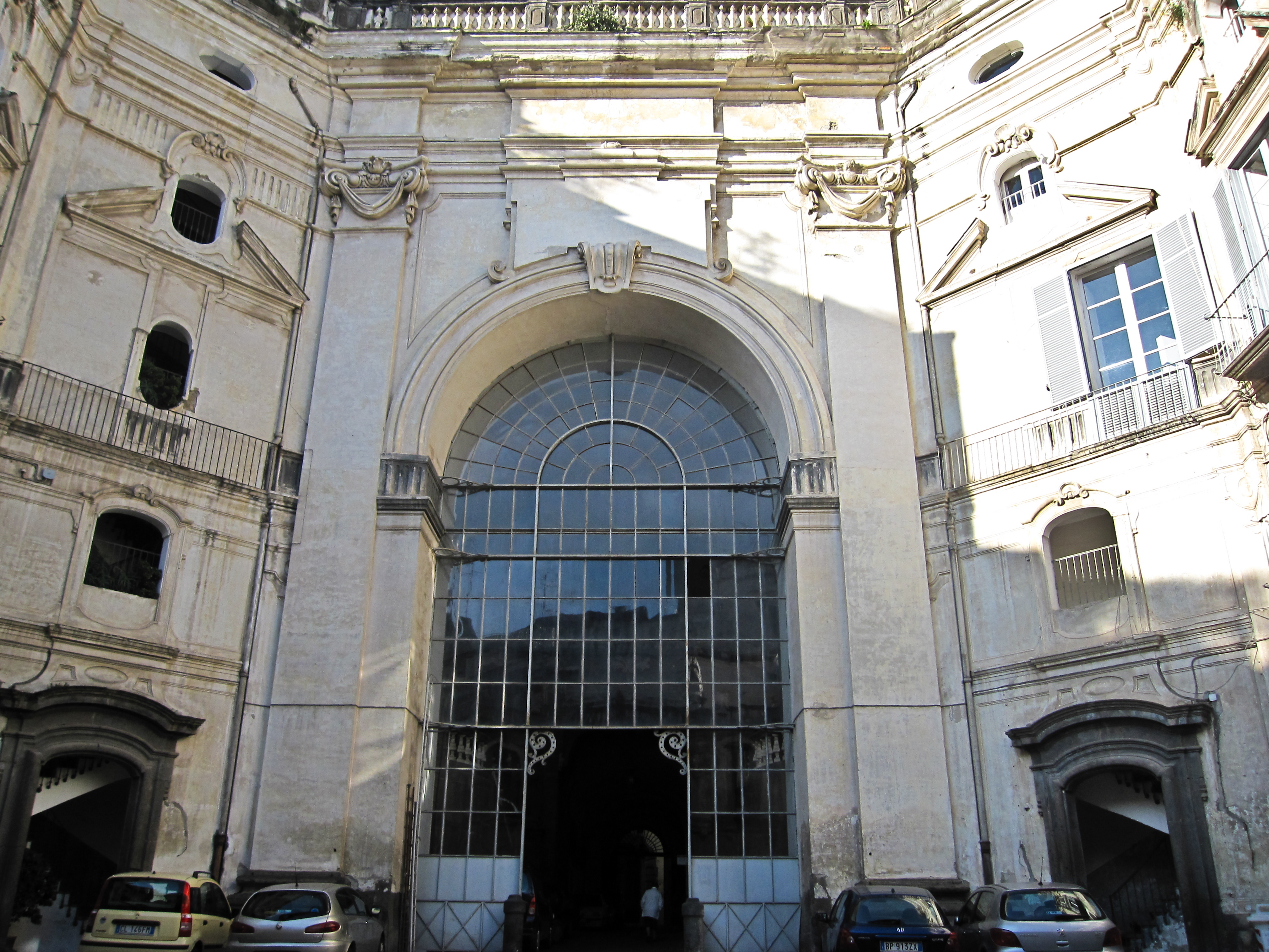 Armando Mancini, Palazzo Serra di Cassano (Napoli). La facciata sul cortile di accesso da Via Egiziaca, 2010, fotografia digitale