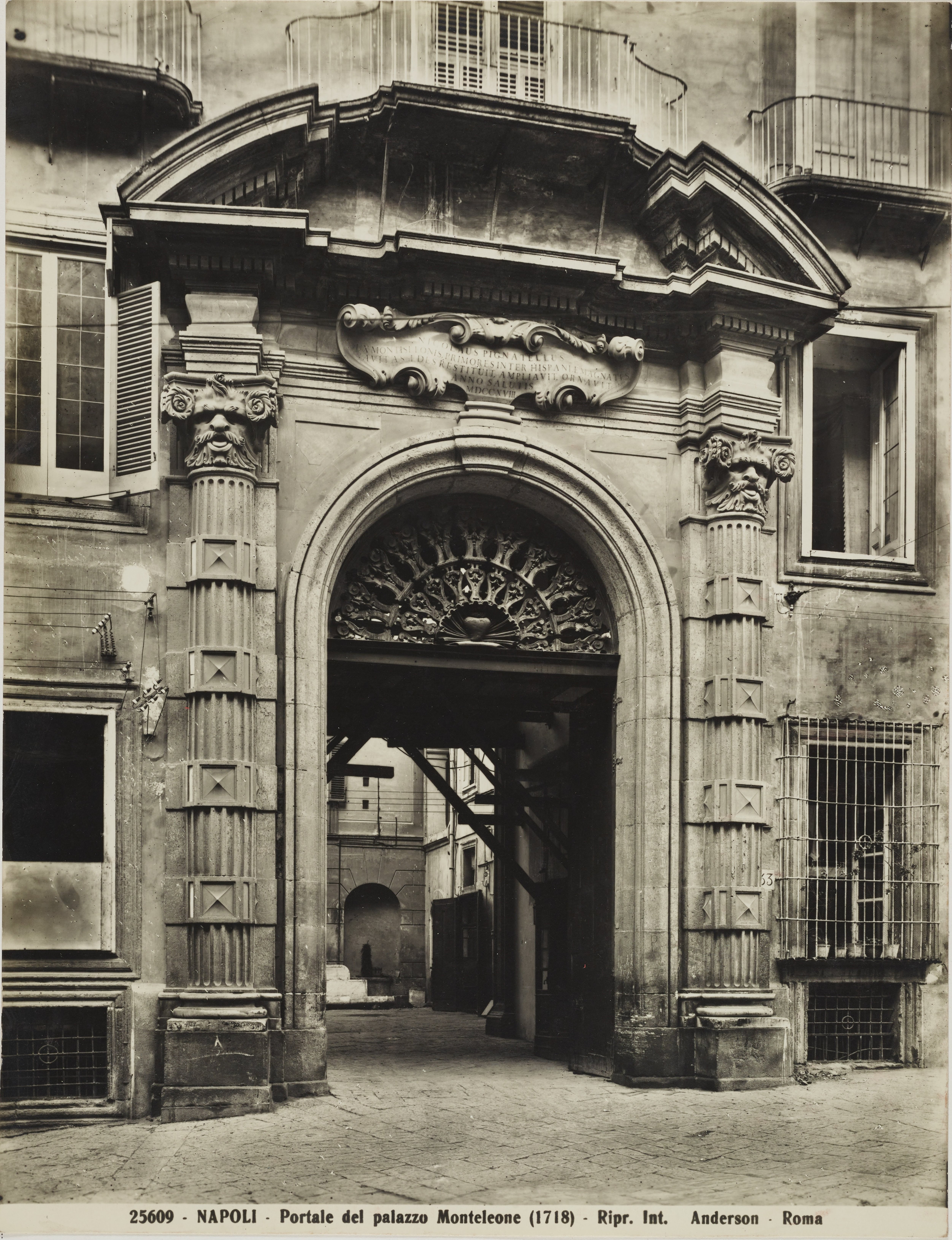 Anderson, Napoli - Palazzo Pignatelli di Monteleone, portale, 1941-1960, gelatina ai sali d'argento, MPI6071634
