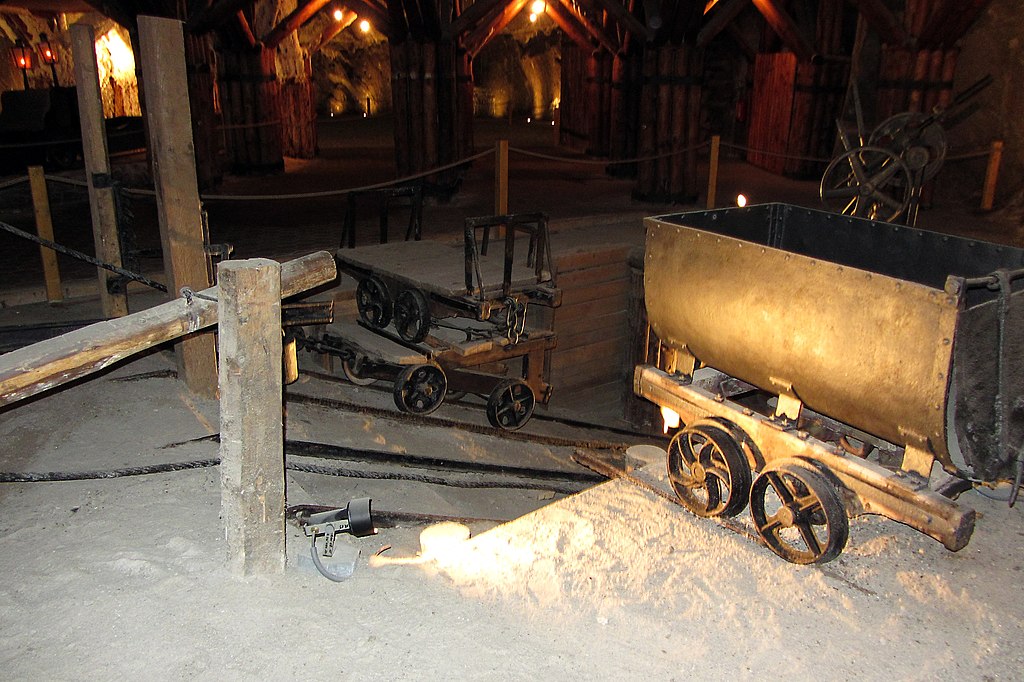 Strumenti per il trasporto dei blocchi di sale nella miniera di Wieliczka, Polonia.