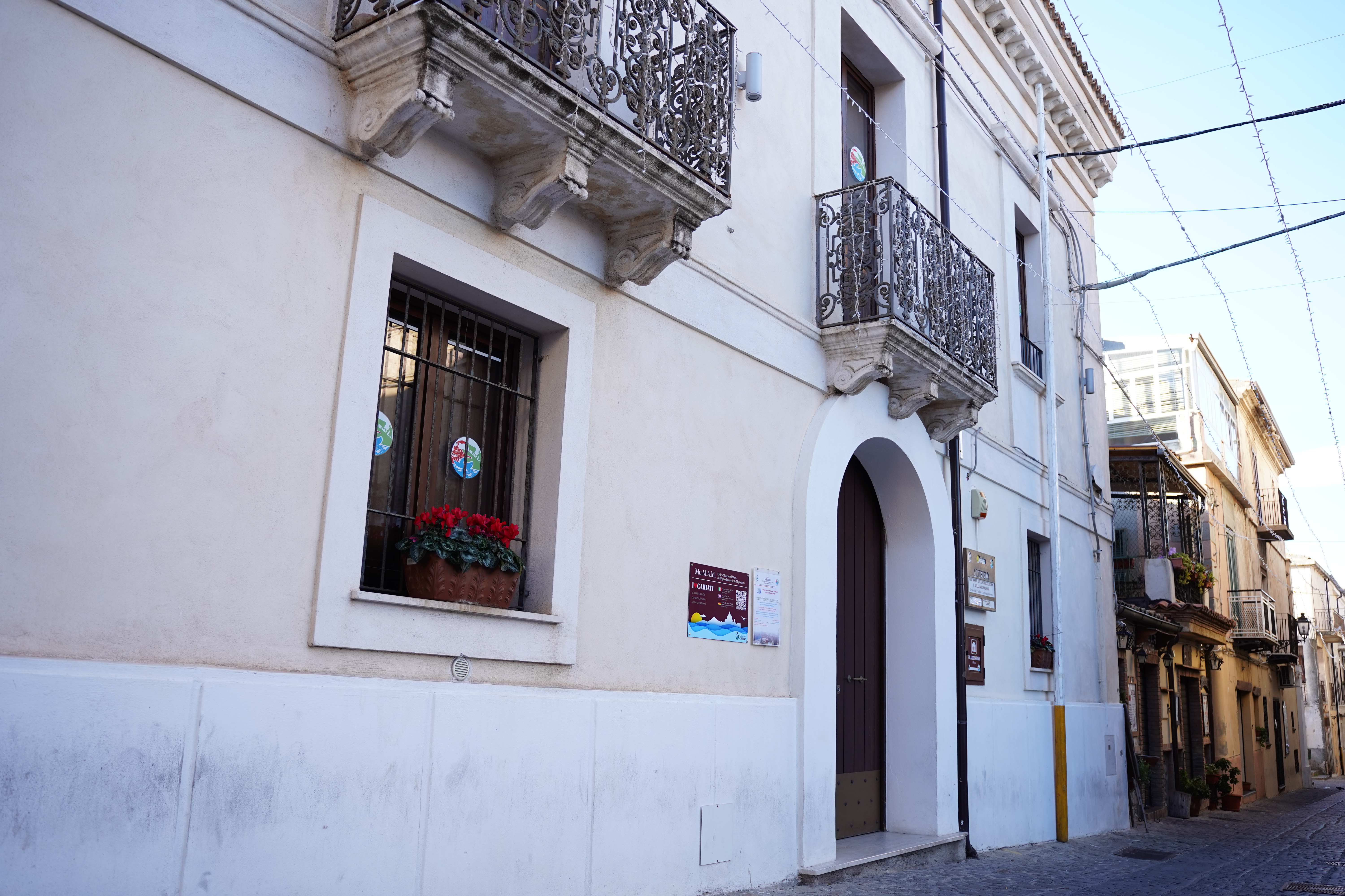 Mike Cipriotti - Museo civico del mare, dell'agricoltura e delle migrazioni, esterni, 2025, fotografia digitale