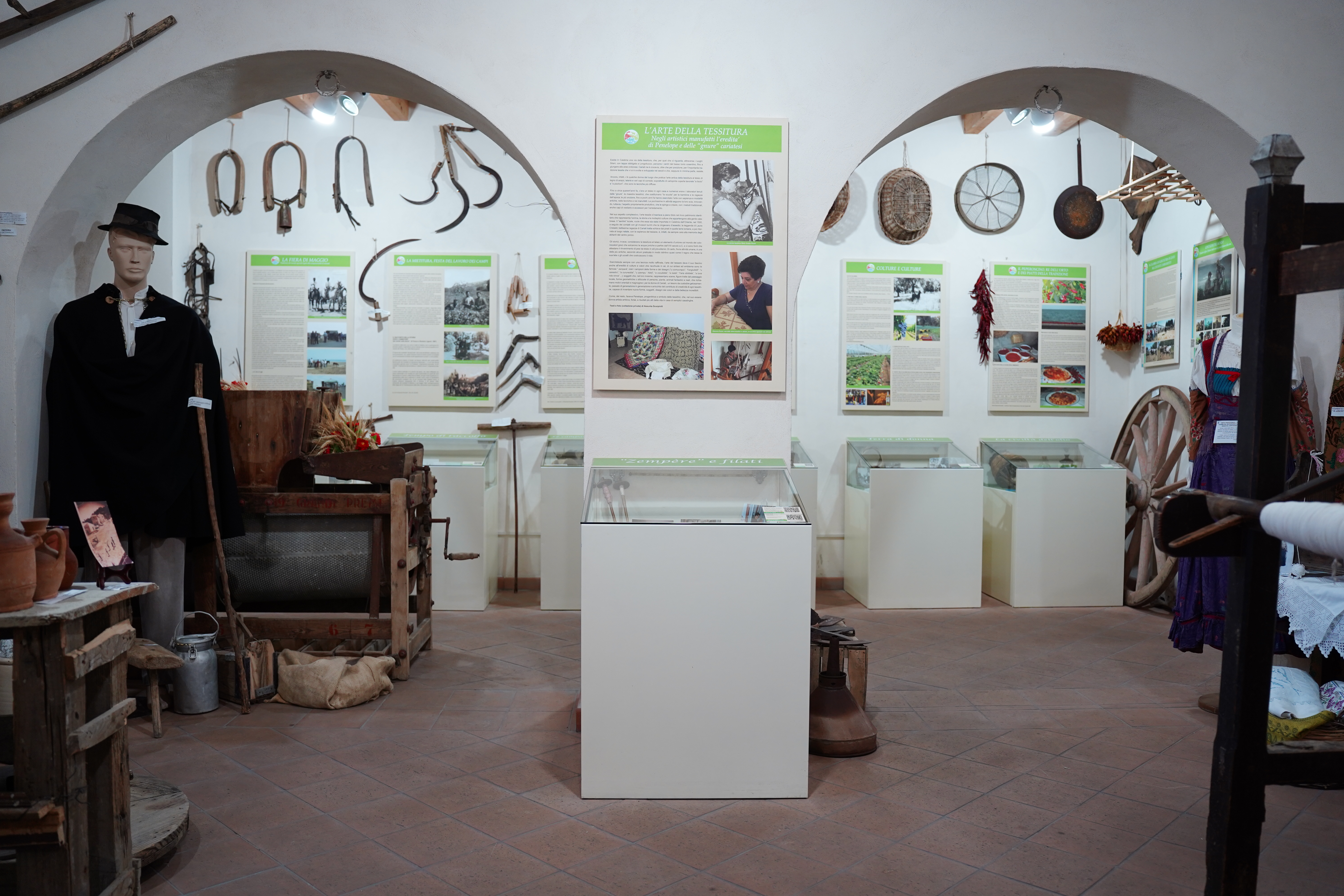 Lorenzo Russo - Museo civico del Mare, dell'Agricoltura e delle Migrazioni, Sala dell’agricoltura e delle culture contadine, interni, 2025, fotografia digitale