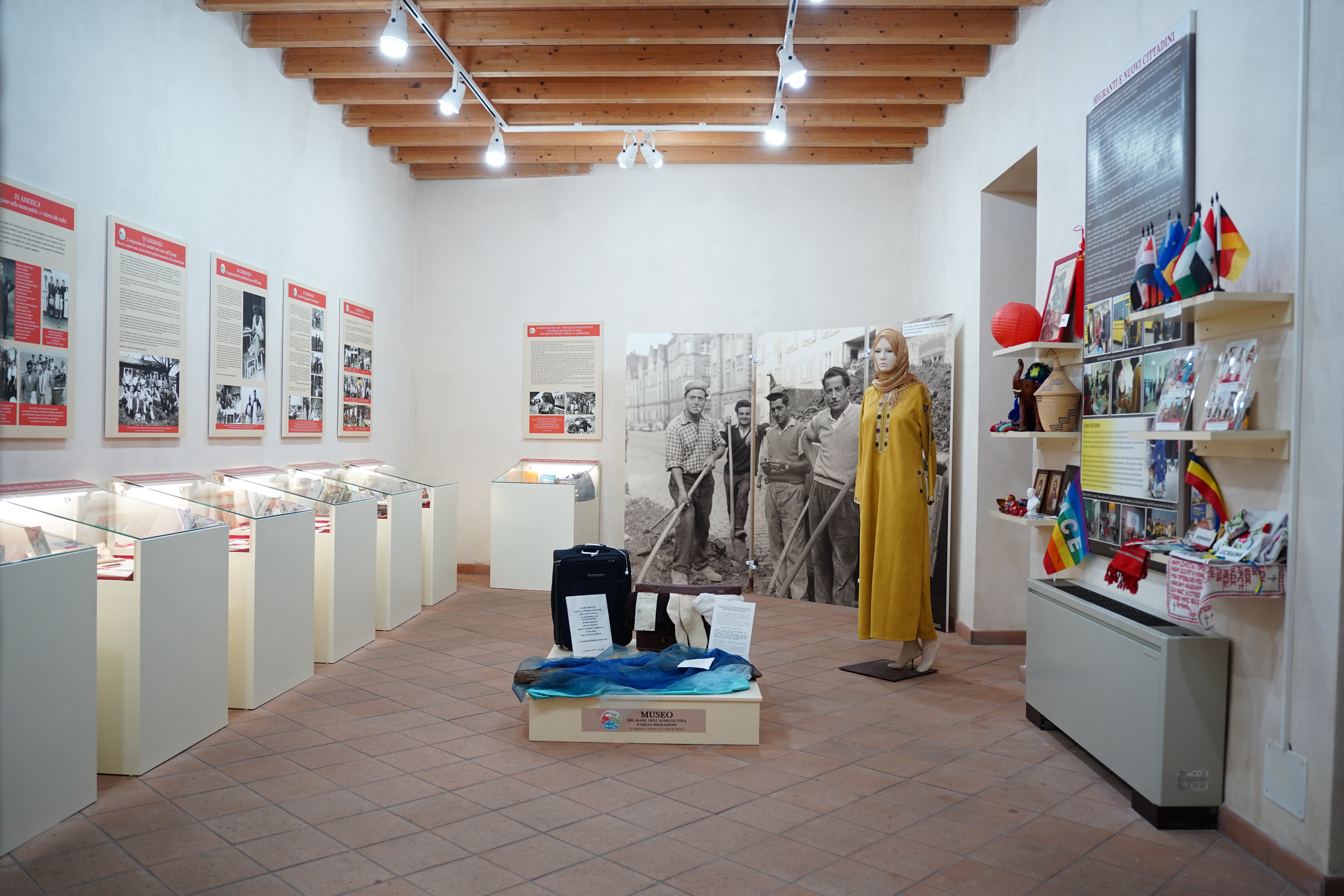 Lorenzo Russo - Museo civico del Mare, Sala delle Migrazioni e de Cammini, In Germania, interni, 2025, fotografia digitale