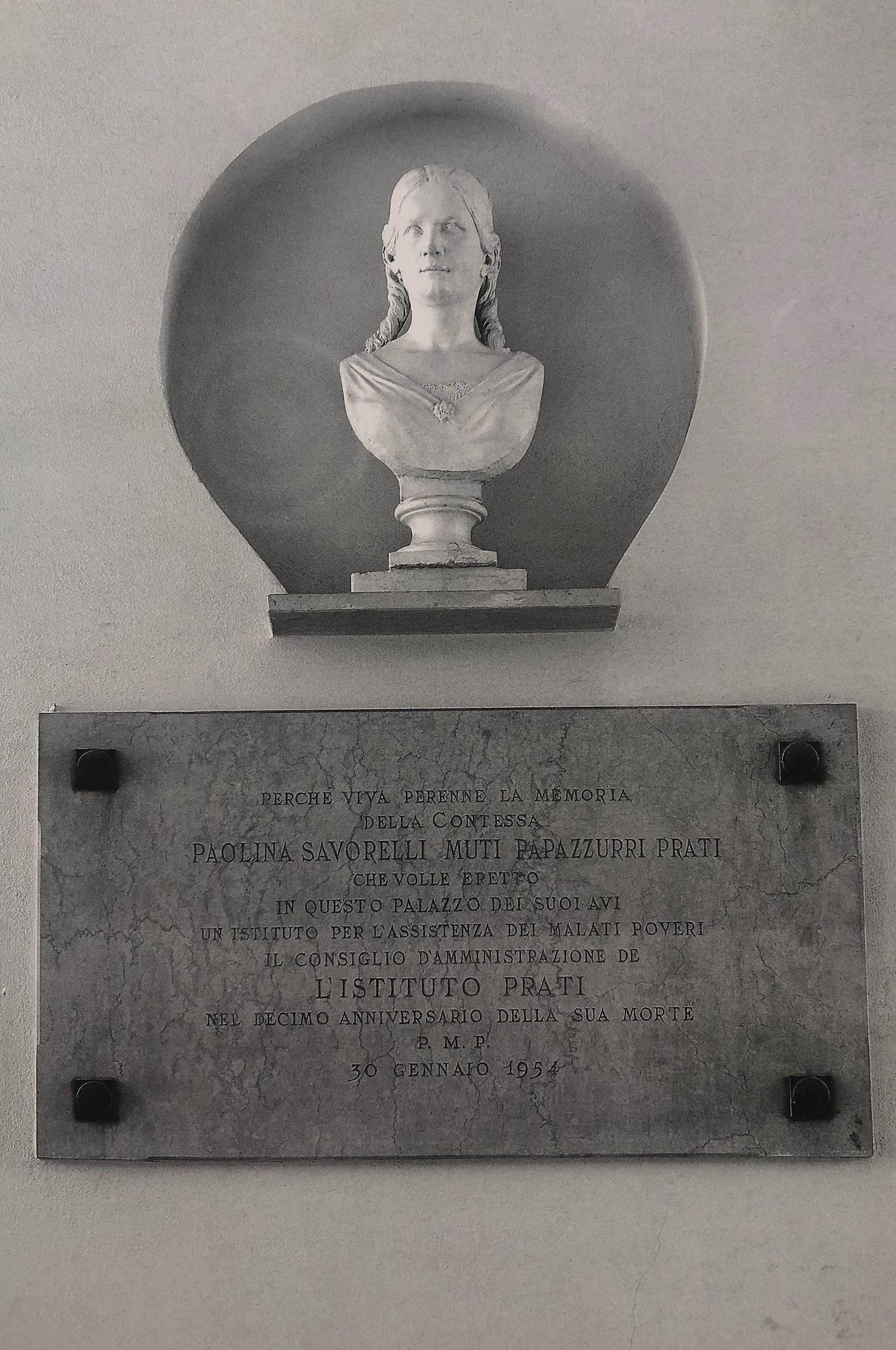 Forlì, Palazzo Prati Savorelli, Busto della contessa Paolina Savorelli Muti Papazzurri Prati e lapide dedicatoria