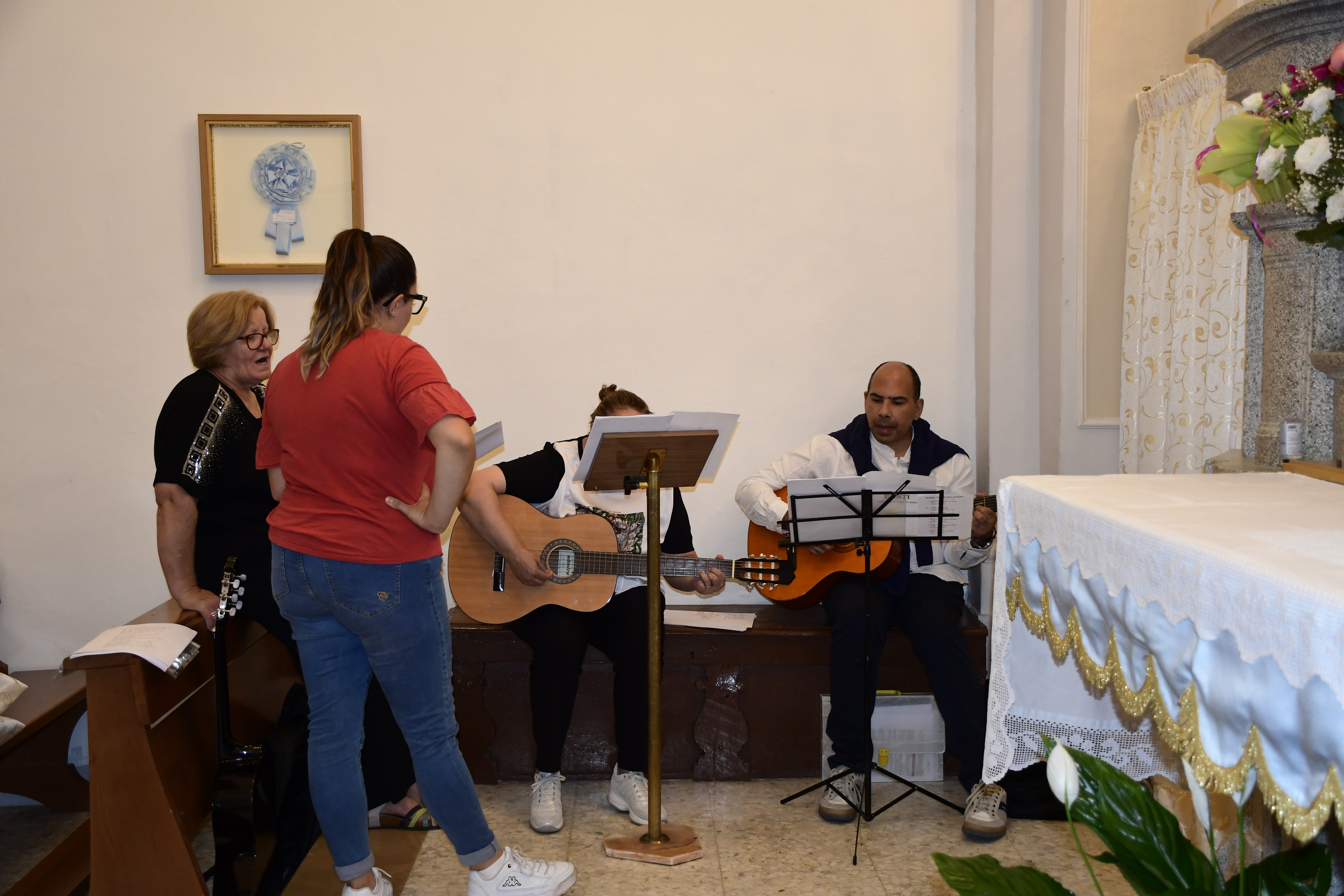 Bianka Myftari, Pacentro – Gruppo musici, Chiesa della Madonna di Loreto, 2024, fotografia digitale