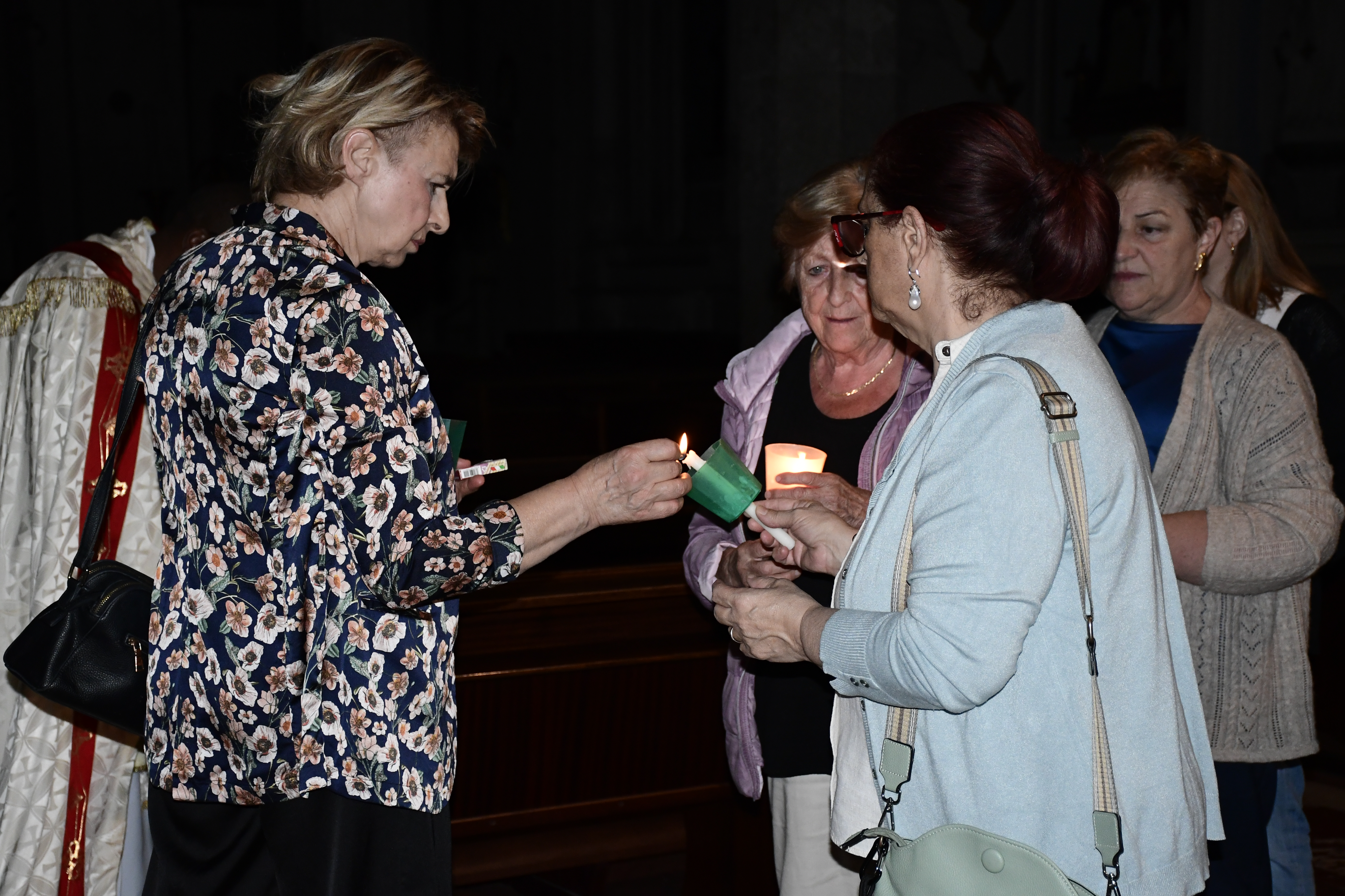 Bianka Myftari, Pacentro – Fedeli che accendono la candela, Chiesa Madre di Santa Maria della Misericordia 2024, fotografia digitale