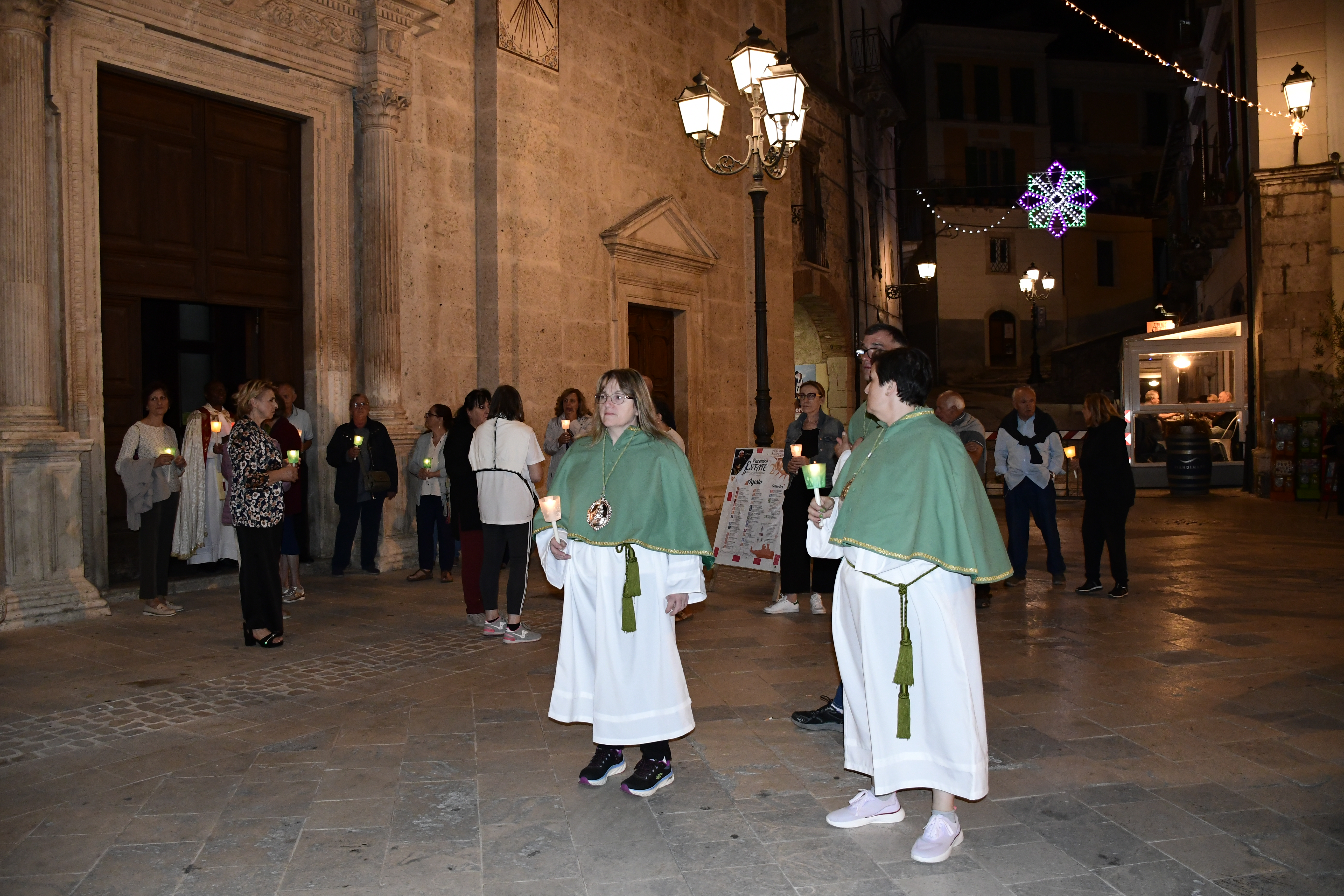 Bianka Myftari, Pacentro – Inizio della fiaccolata, Piazza del Popolo, 2024, fotografia digitale
