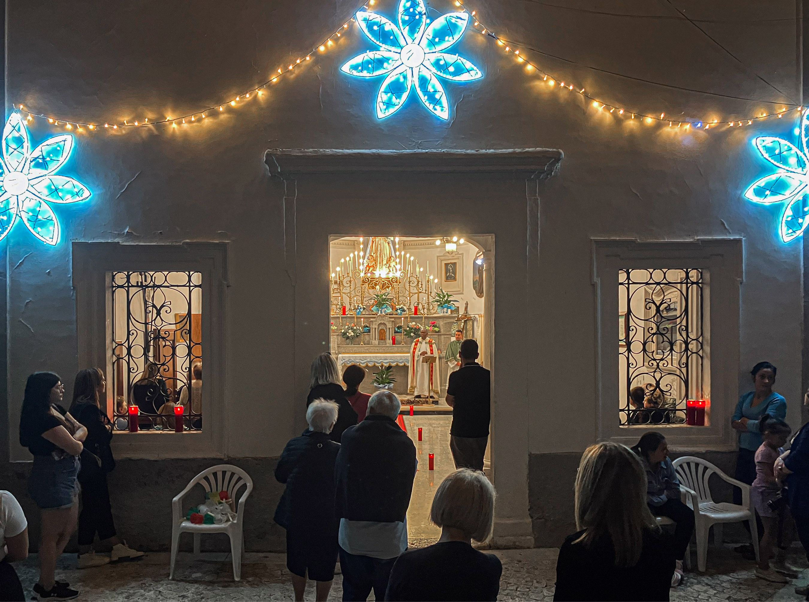 Roberto Monasterio, Pacentro – Fedeli assistono al rito delle serenate, 2024, fotografia digitale