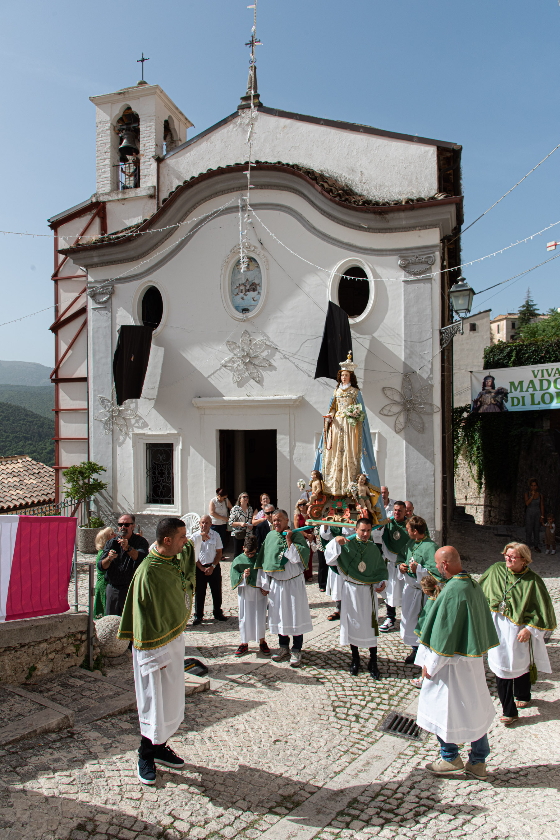Roberto Monasterio, Pacentro – L’avvio della processione lungo Via Madonna di Loreto, 2024, fotografia digitale