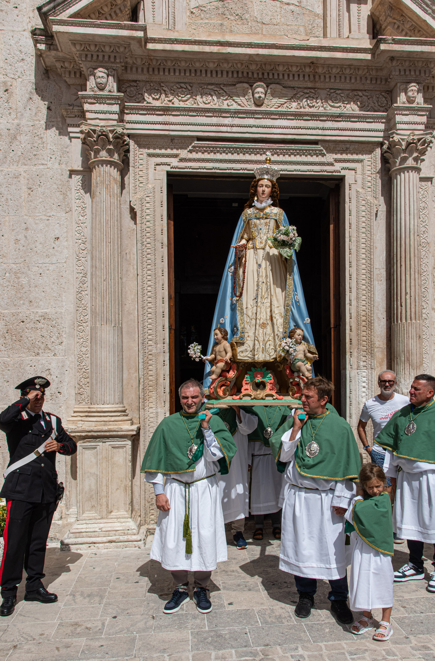 Roberto Monasterio, Pacentro – L'uscita dalla chiesa madre dopo la funzione religiosa, 2024, fotografia digitale