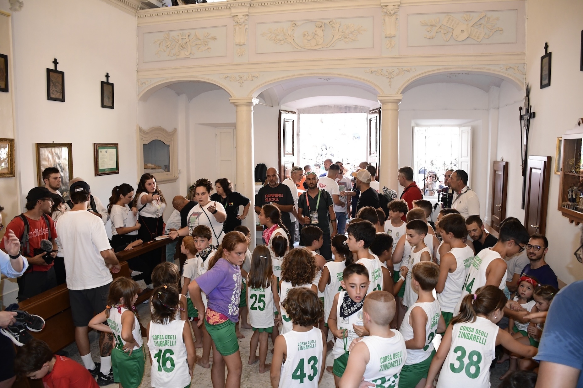Bianka Myftari, Pacentro – Zingarelli all'interno della chiesa della Madonna di Loreto prima della partenza, 2024, fotografia digitale