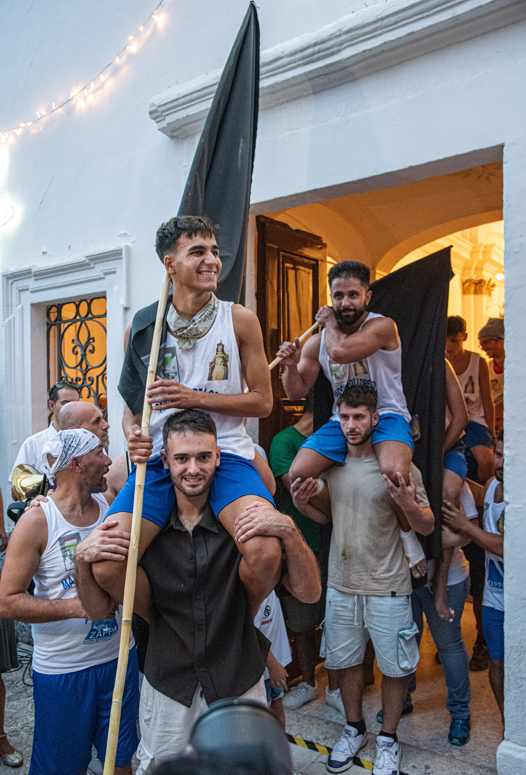 Roberto Monasterio, Pacentro – Zingari vincitori escono dalla chiesa, 2024, fotografia digitale