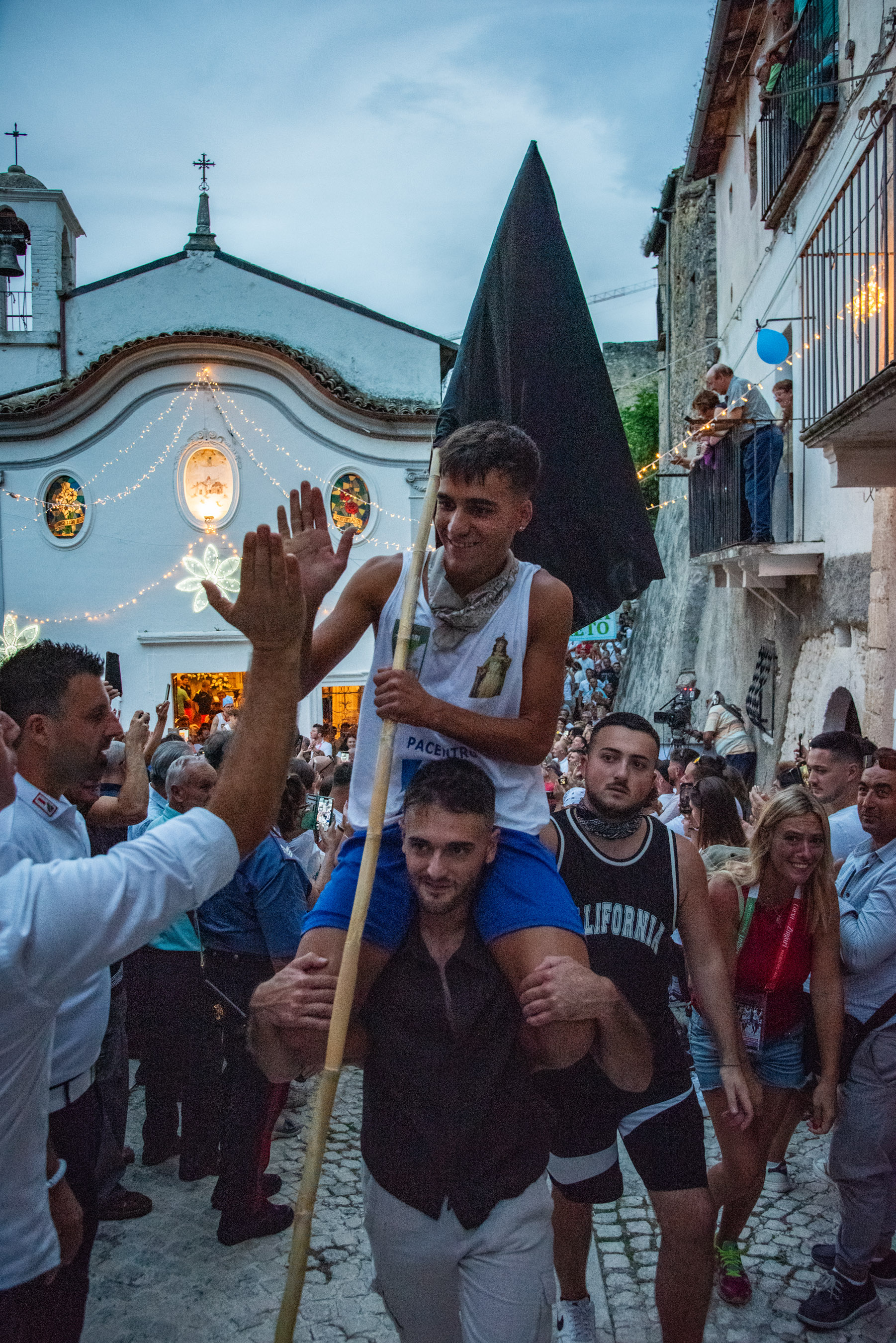 Roberto Monasterio, Pacentro – Il vincitore in trionfo per le vie del paese, 2024, fotografia digitale